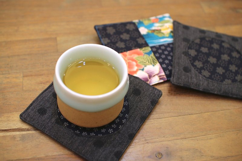 冬日桌上的美景  日式杯墊組（一圓一四方格） - 杯墊 - 棉．麻 黑色