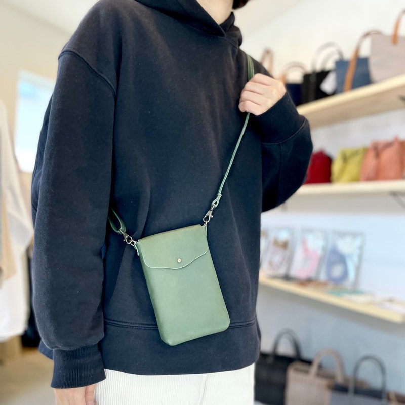牛シュリンクレザーのスマホポシェット【フォレストグリーン】 - 側背包/斜背包 - 真皮 綠色