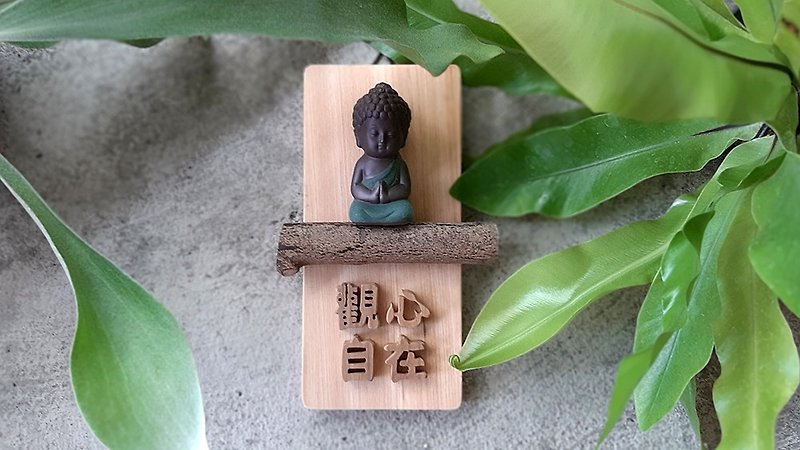 Blue little Bodhisattva pendant // Watch the mind at ease // Vietnamese cypress wood style // Safe shipping SOP - ของวางตกแต่ง - ไม้ หลากหลายสี