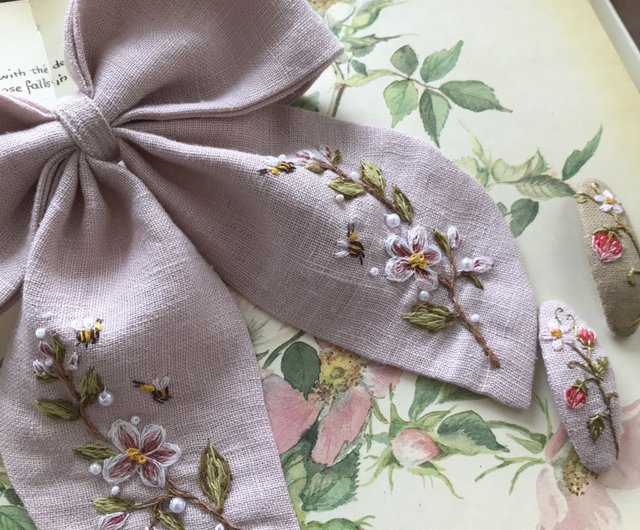 Embroidered hair bow 