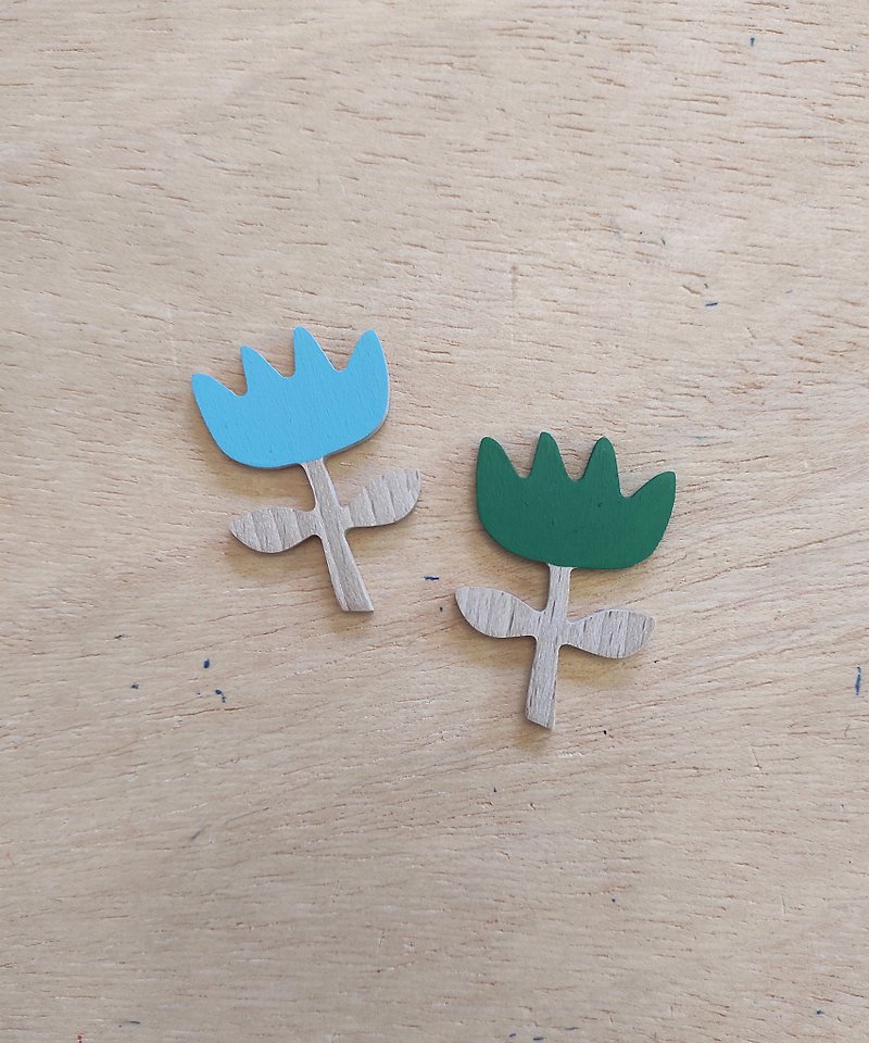 Light blue Flower brooch made of handpainted wood. - 胸針/心口針 - 木頭 藍色