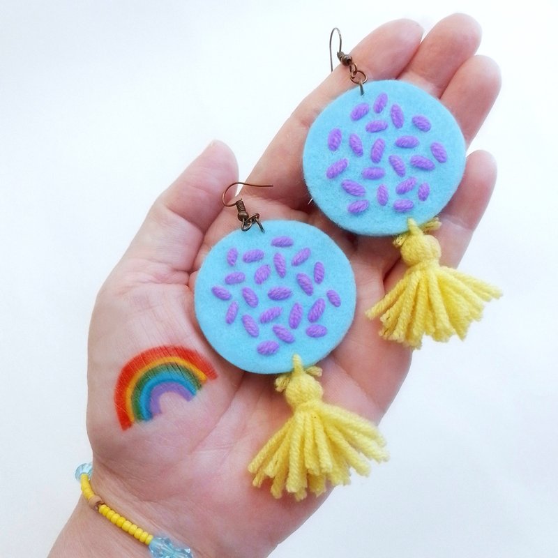 Unique Cute free-form dangle earrings design with hand-stitching on hard felt - 耳環/耳夾/耳骨夾 - 繡線 