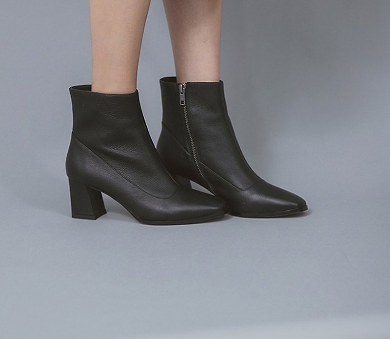 Rare minimalistic leather with leather boots black - รองเท้าบูทยาวผู้หญิง - หนังแท้ สีดำ