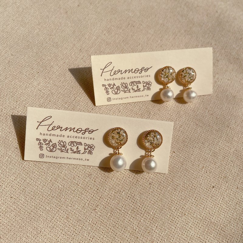 Duanzi flower pearls. Earrings/dry flower/pearl/14KGF - Earrings & Clip-ons - Resin White