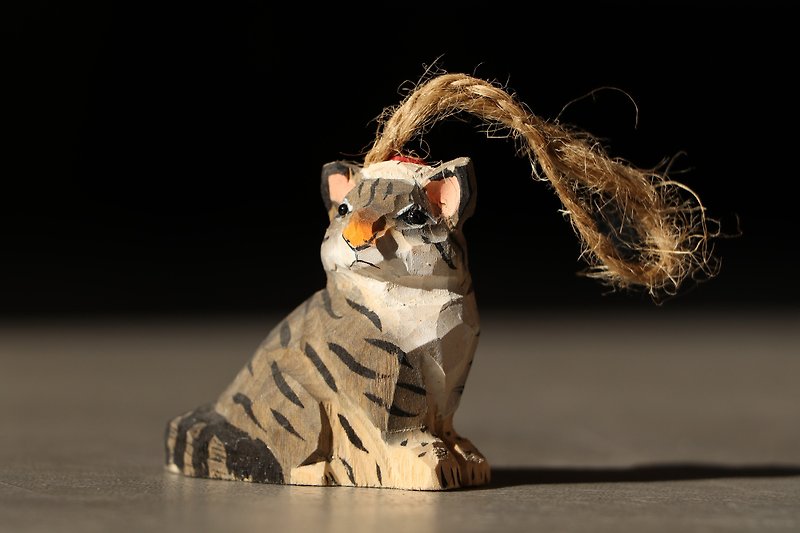 高貴な猫の魅力 - チャーム - 木製 グレー