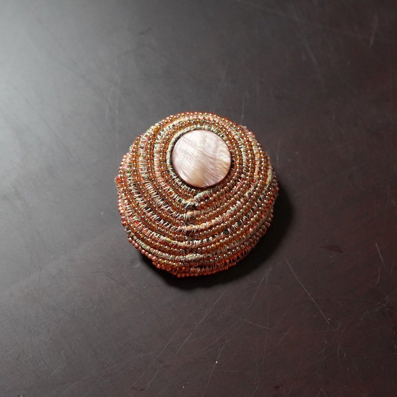 Vortex brooch 1 bead embroidery Brown - เข็มกลัด - เปลือกหอย สีนำ้ตาล