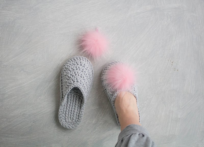 Gray crochet slippers with pompon - Home slippers - Knitting shoes - 拖鞋 - 棉．麻 灰色
