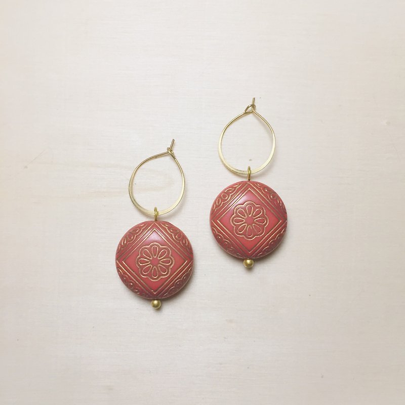 Vintage red engraving flower drop earrings - ต่างหู - เรซิน สีแดง