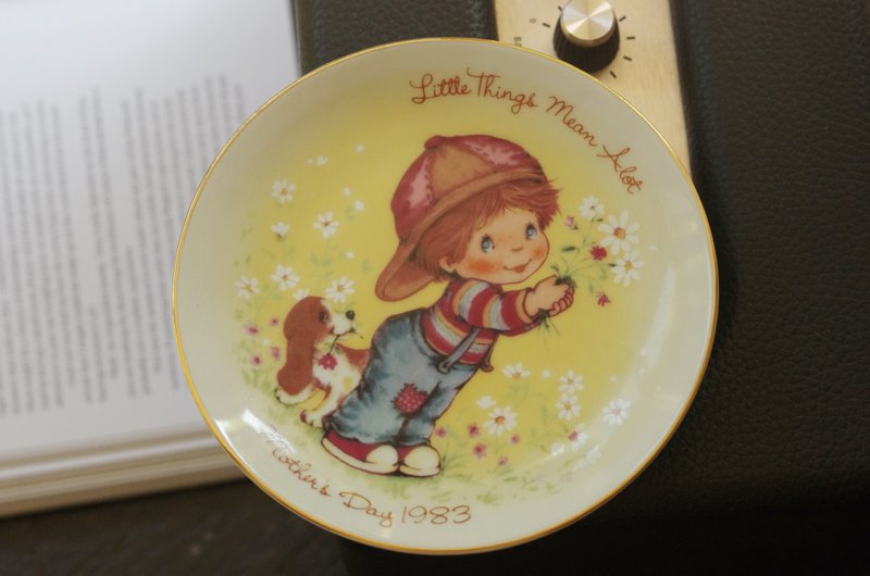 Vintage Avon 1983  plate dish display 12.7cm - ของวางตกแต่ง - โลหะ สีทอง