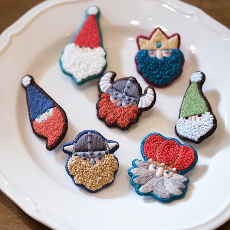 Handmade DIY Embroidery Material Package Santa Claus Brooch Christmas Gift - เข็มกลัด - ผ้าฝ้าย/ผ้าลินิน 