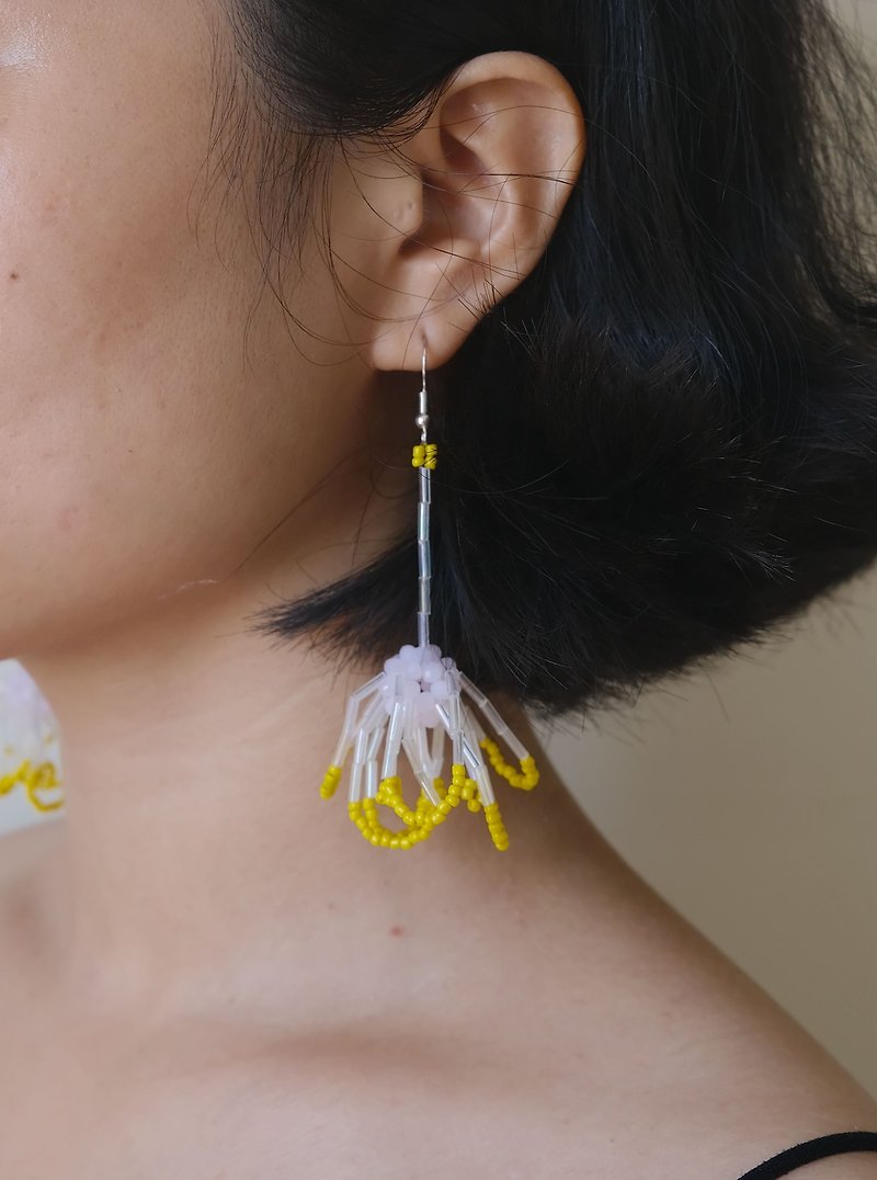 Beaded flower small fresh earrings - ต่างหู - วัสดุอื่นๆ หลากหลายสี
