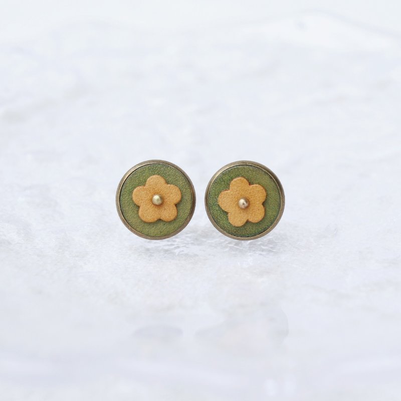 06:46 AM 一些放進花瓶 / 草原綠 - 皮革耳環/黃銅耳環/耳針耳夾 - 耳環/耳夾/耳骨夾 - 真皮 綠色