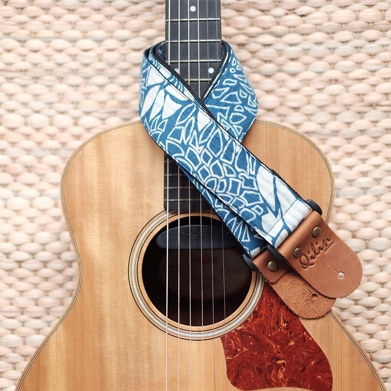 Flower Indigo Guitar Strap - กีตาร์เครื่องดนตรี - หนังแท้ สีน้ำเงิน