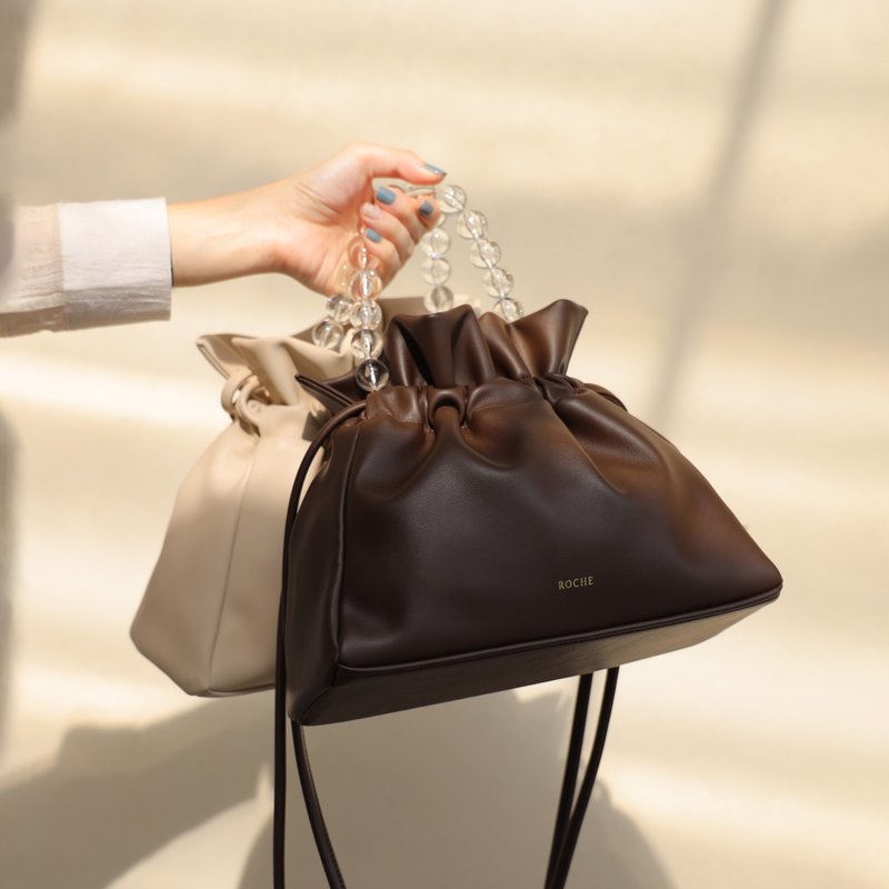 チョコレートのPOPPIN巾着クロスボディバッグ - トートバッグ・ハンドバッグ - 合皮 ブラウン