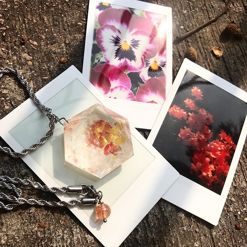 【Lost And Find】Natural flower metal in quartz necklace - สร้อยคอ - เครื่องเพชรพลอย สีแดง
