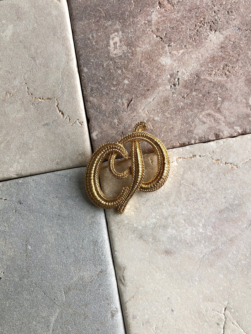 【 日本直送　名牌中古包 】Christian Dior クリスチャン ディオール ブローチ ゴールド CD vintage ヴィンテージ  b48tu4 - 胸針 - 其他材質 金色