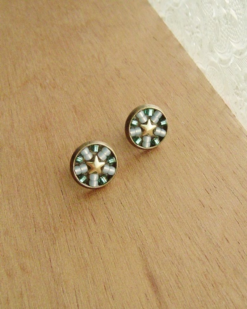 Deco tiles Earrings sparkling star green mosaic beads - ต่างหู - แก้ว สีเขียว