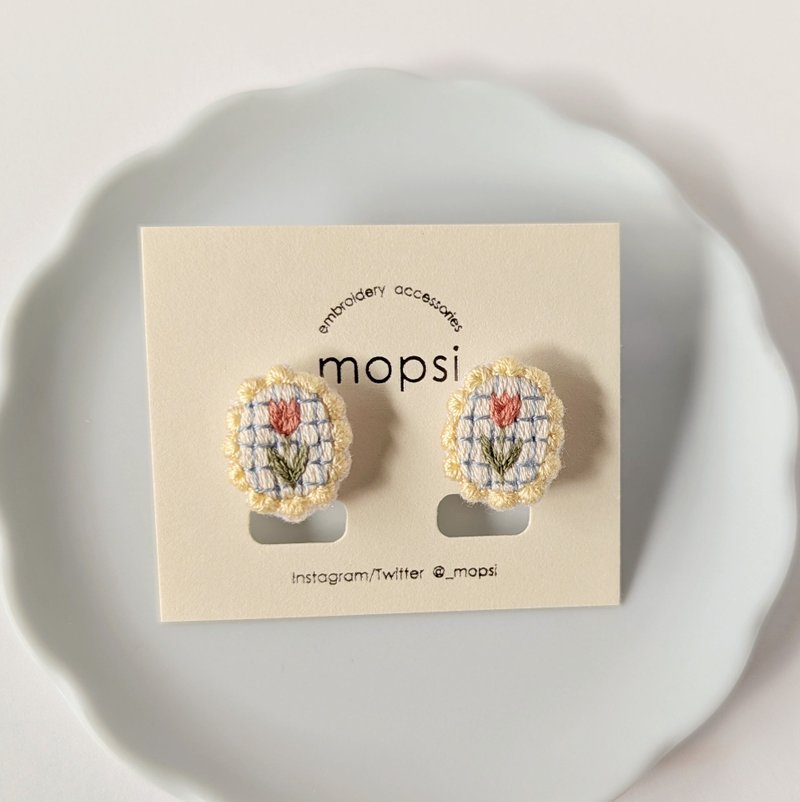 赤いチューリップ　刺繍ピアス/イヤリング - 耳環/耳夾/耳骨夾 - 繡線 紅色