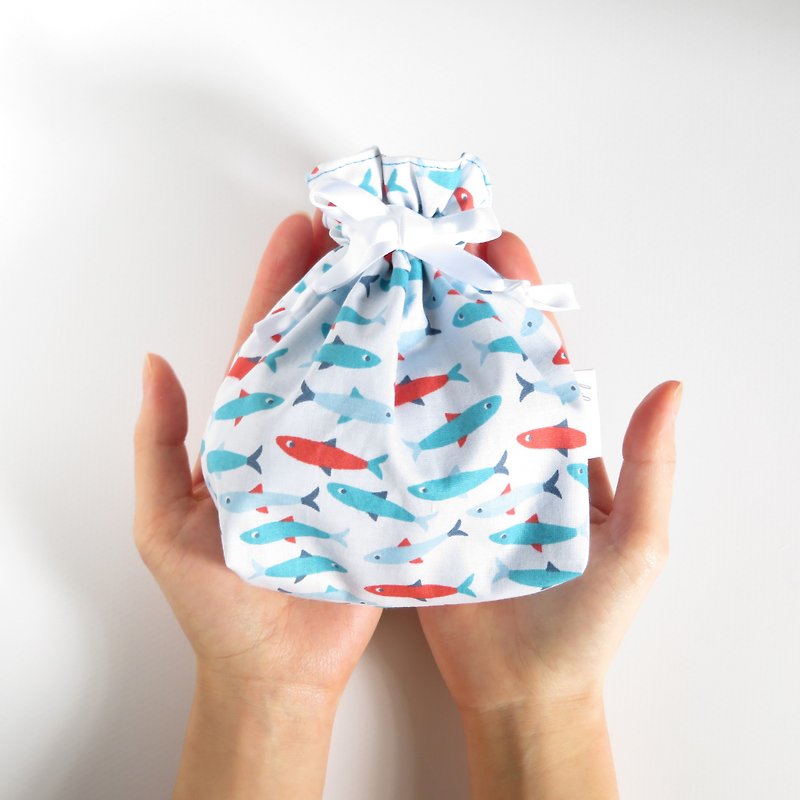 French fabric fish drawstring pouch S size charme Charme - กระเป๋าเครื่องสำอาง - ผ้าฝ้าย/ผ้าลินิน สีน้ำเงิน