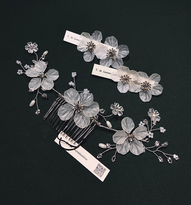 Crystal Ice White Flower Handmade Bronze Hair Accessories - เครื่องประดับผม - เรซิน ขาว