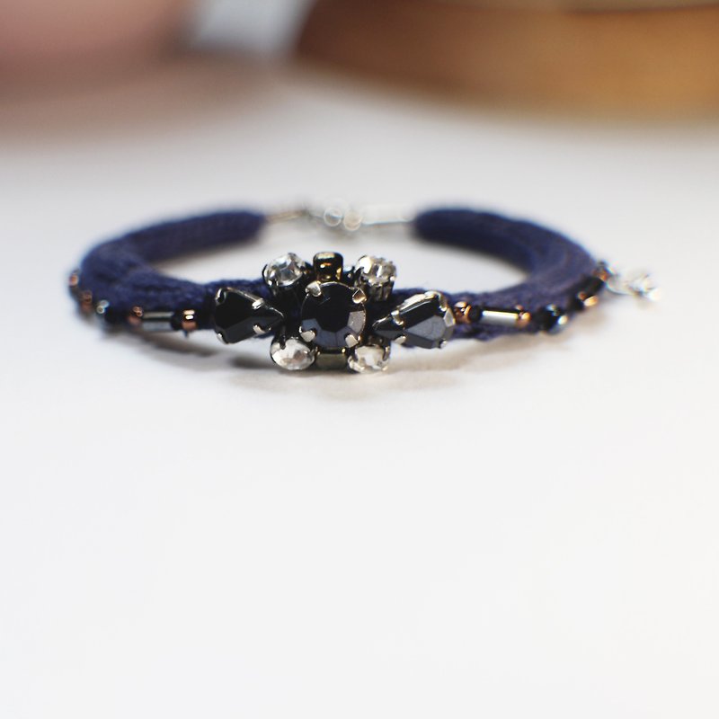 手作手織手鏈 手鈪  印度礦石閃面珠日本玻璃珠 客製化 深寶藍色 - 手鍊/手鐲 - 壓克力 藍色