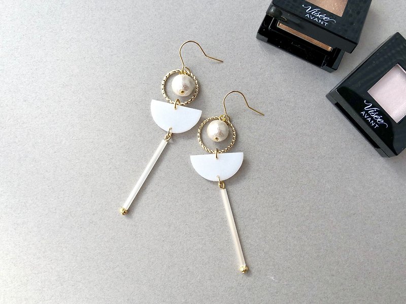 [Pickup published] piercing or earring to attack cool [White] [metal allergy] - Earrings & Clip-ons - Clay White