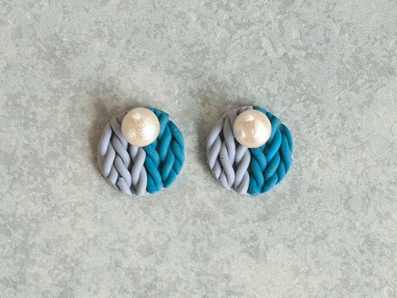 Knit and pearl earrings / earrings - Earrings & Clip-ons - Clay Red