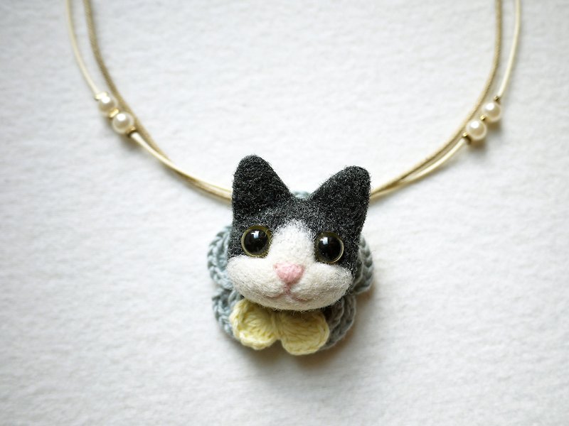 Petwoolfelt - Needle-felted black cat 2-ways accessories (necklace + brooch) - Necklaces - Wool Black