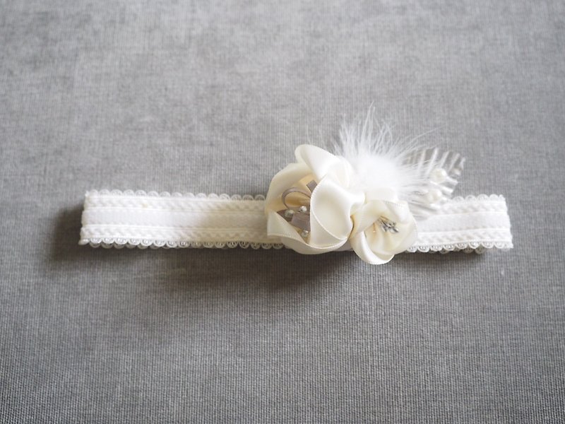 Sunflower Handmade baby girls white ribbon flower hair band - ผ้ากันเปื้อน - วัสดุอื่นๆ ขาว