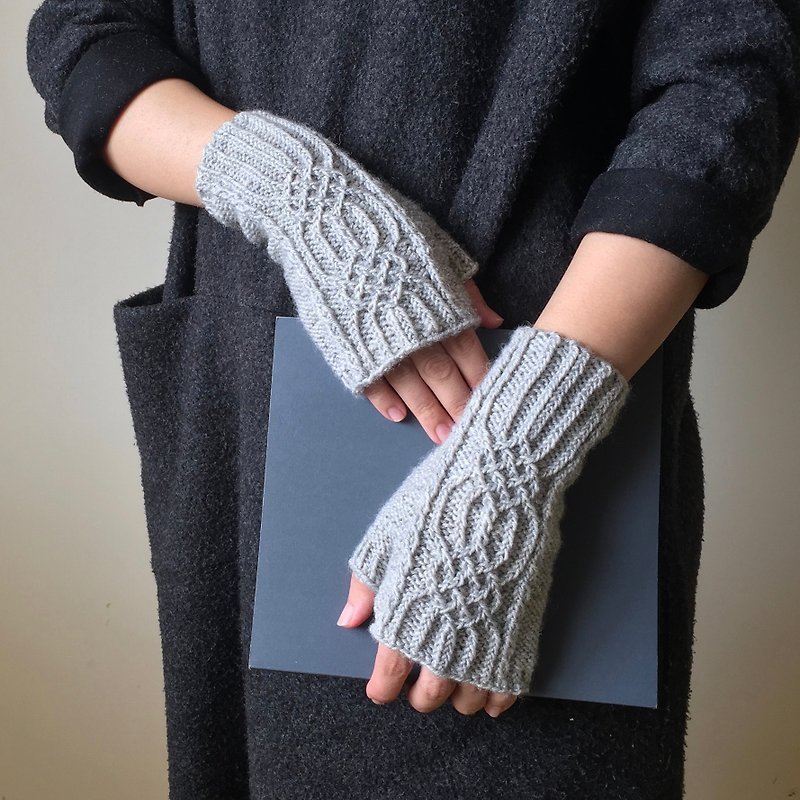 曉織物-手工編織羊毛立體花紋露指手套-結 (淺灰/現貨） - 手套 - 羊毛 灰色
