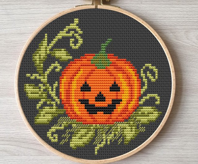 クロスステッチ完成品 ハロウィン刺繍作品 かぼちゃと家 - メルカリ
