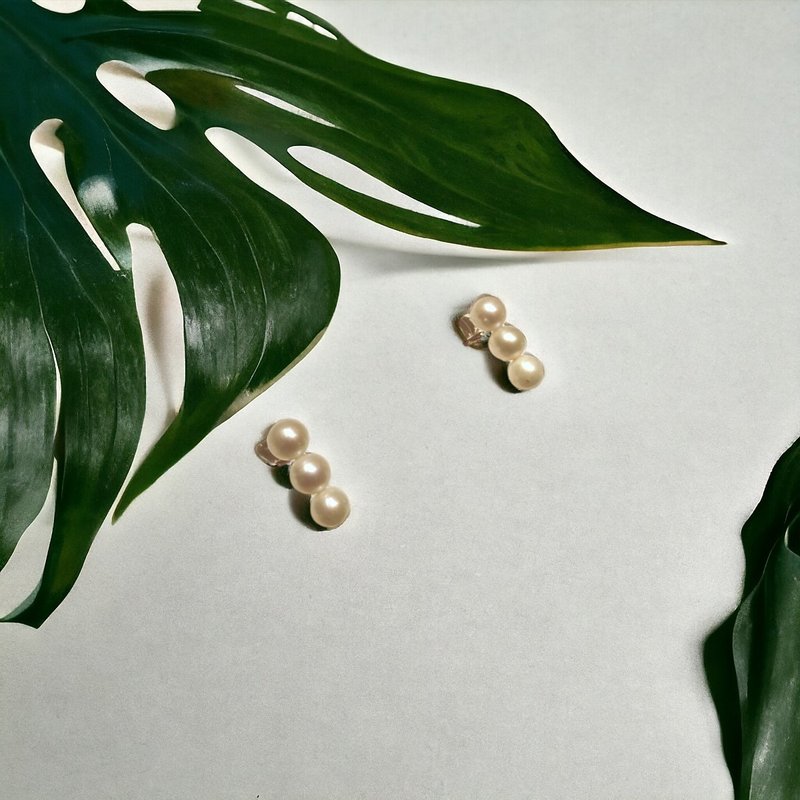 Elegant single row pearl earrings - ต่างหู - โลหะ 