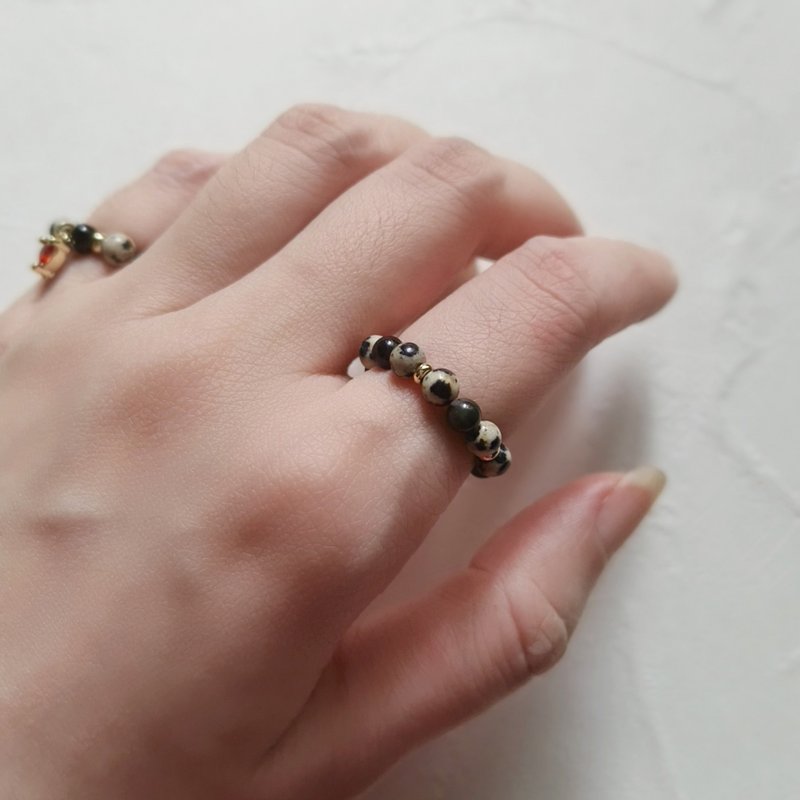 Black and white rescue natural Stone finger ring (speckled Stone, obsidian) feel the beauty and fun. Break through obstacles - แหวนทั่วไป - คริสตัล สีดำ