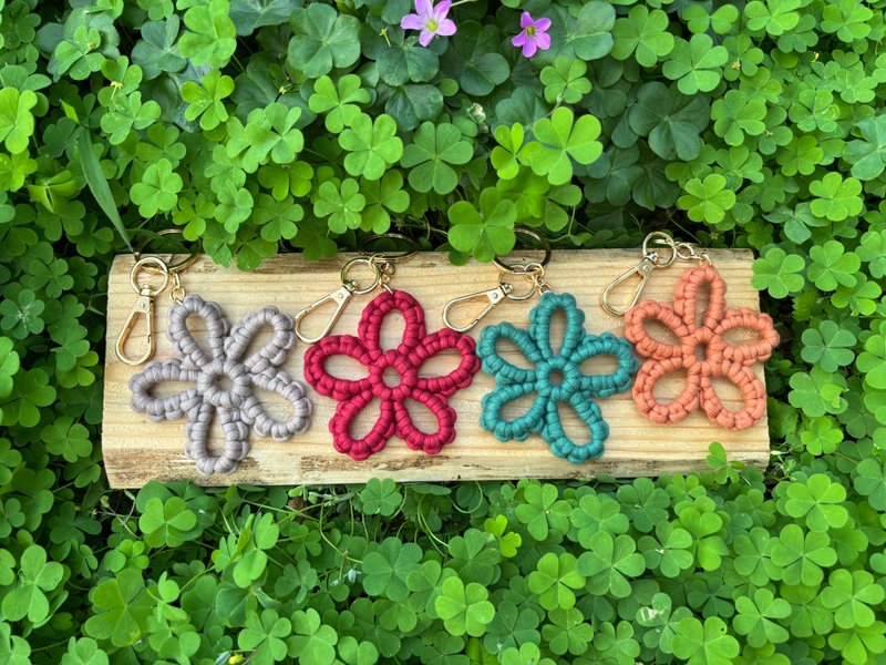 Smei手作。Macrame 編織大花鑰匙圈 - 鑰匙圈/鑰匙包 - 其他人造纖維 多色