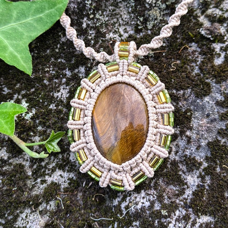 Macrame necklace with tiger eye, beige oval pendant, macrame jewelry - สร้อยคอ - เครื่องเพชรพลอย สีนำ้ตาล