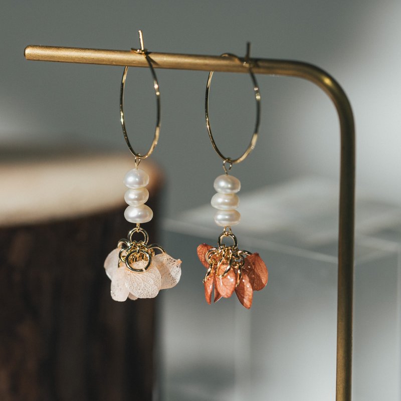 Handmade real flower earrings/parrot girl. Dried Flower Earrings Hydrangea Pearl Gift Earrings Clip-On - ต่างหู - พืช/ดอกไม้ หลากหลายสี