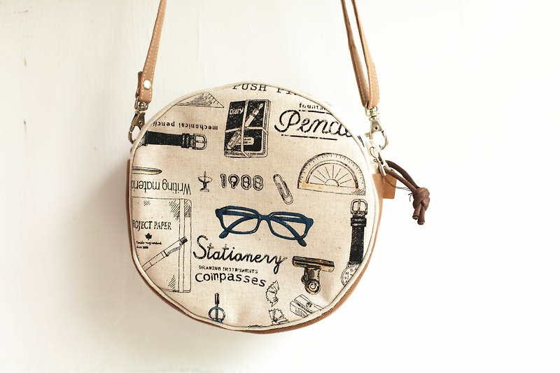 Handmade Handmade. Japanese linen small round bag. Stationery pattern combination sidepack - กระเป๋าแมสเซนเจอร์ - ผ้าฝ้าย/ผ้าลินิน ขาว