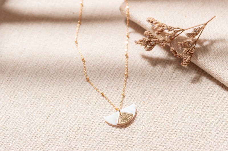 TAHITI Necklace in 14k Gold-Filled withwhite mother-of-pearl - สร้อยคอ - เครื่องประดับ สีเทา