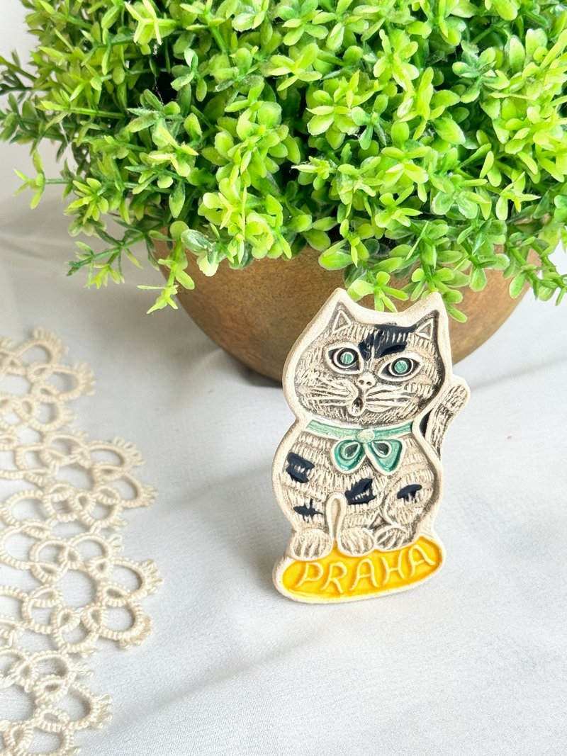 [Good Day Fetish] Czech Prague vintage/antique hand-kneaded clay magnet black and white dairy cat - ของวางตกแต่ง - ดินเผา ขาว