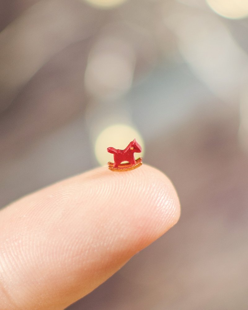 0.4 cm micro miniature toy, Rocking horse for dollhouse - อื่นๆ - วัสดุอื่นๆ สีแดง