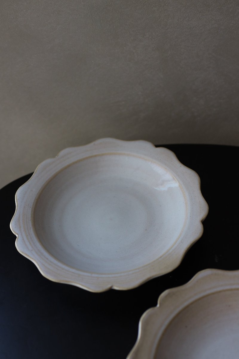 Aries Manufacturing-Bright White Glaze Lace Plate - จานและถาด - ดินเผา ขาว