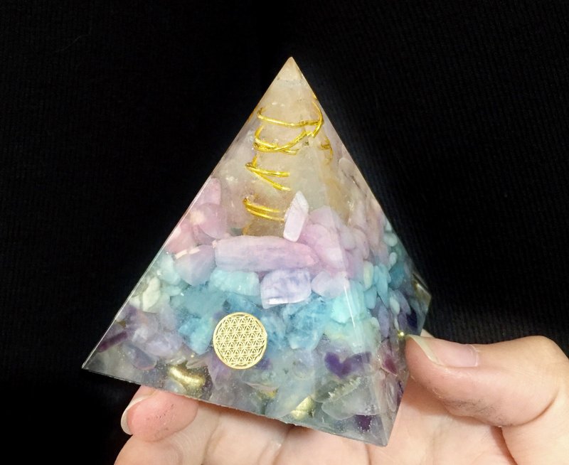 Orgonite 能量塔 — 白水晶、摩根石、海藍寶、螢石 - 擺飾/家飾品 - 寶石 粉紅色