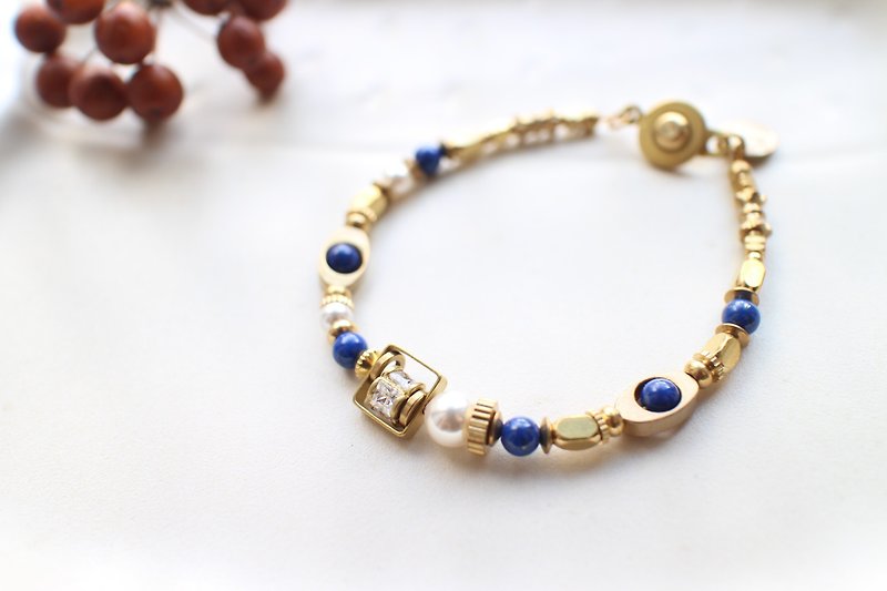 Blue- Lapis zircon brass bracelet - สร้อยข้อมือ - โลหะ 