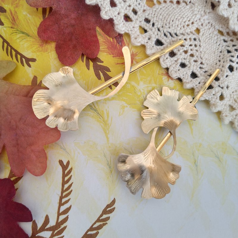 Set of 2 brass ginkgo leaf hair pins - เครื่องประดับผม - ทองแดงทองเหลือง สีทอง