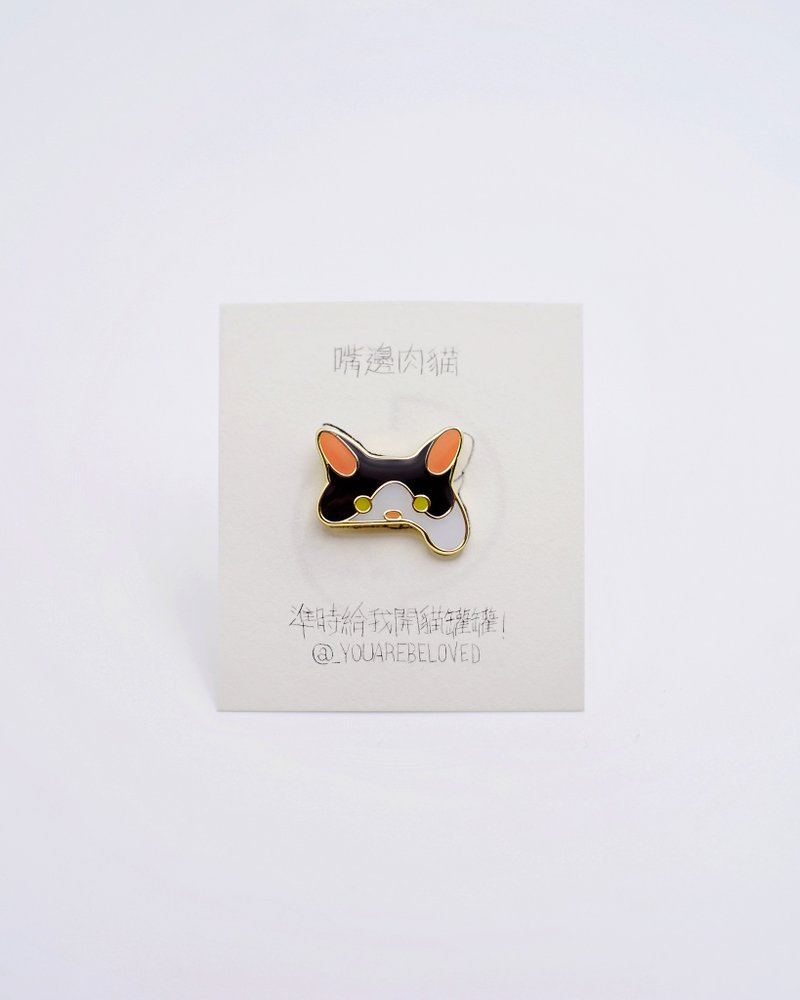 Black and white meat cat meow badge with mouth - เข็มกลัด - อลูมิเนียมอัลลอยด์ สีดำ