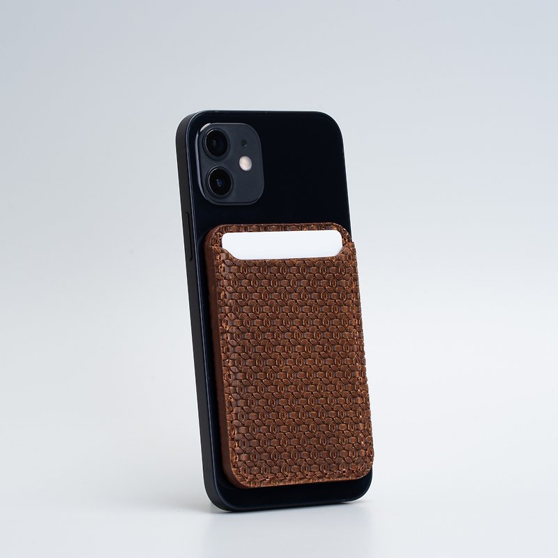 Leather iPhone wallet MagSafe for iPhone 15/14/13/12 series - Geometric Net - อุปกรณ์เสริมอื่น ๆ - หนังแท้ สีนำ้ตาล