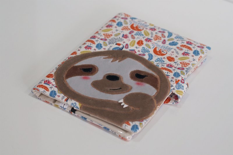 Bucute樹懶森林半立體布書套/媽媽手冊/書套/寶寶手冊書套 - 書衣/書套 - 聚酯纖維 卡其色