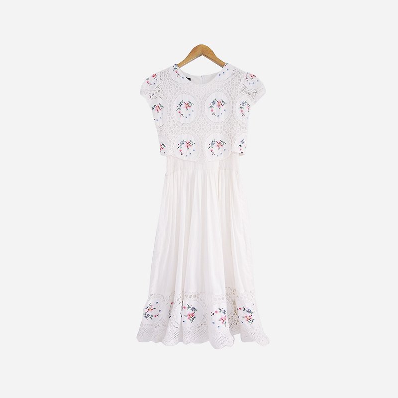 脫臼古著 / 刺繡花朵白洋裝no.869A1 vintage - 洋裝/連身裙 - 棉．麻 白色