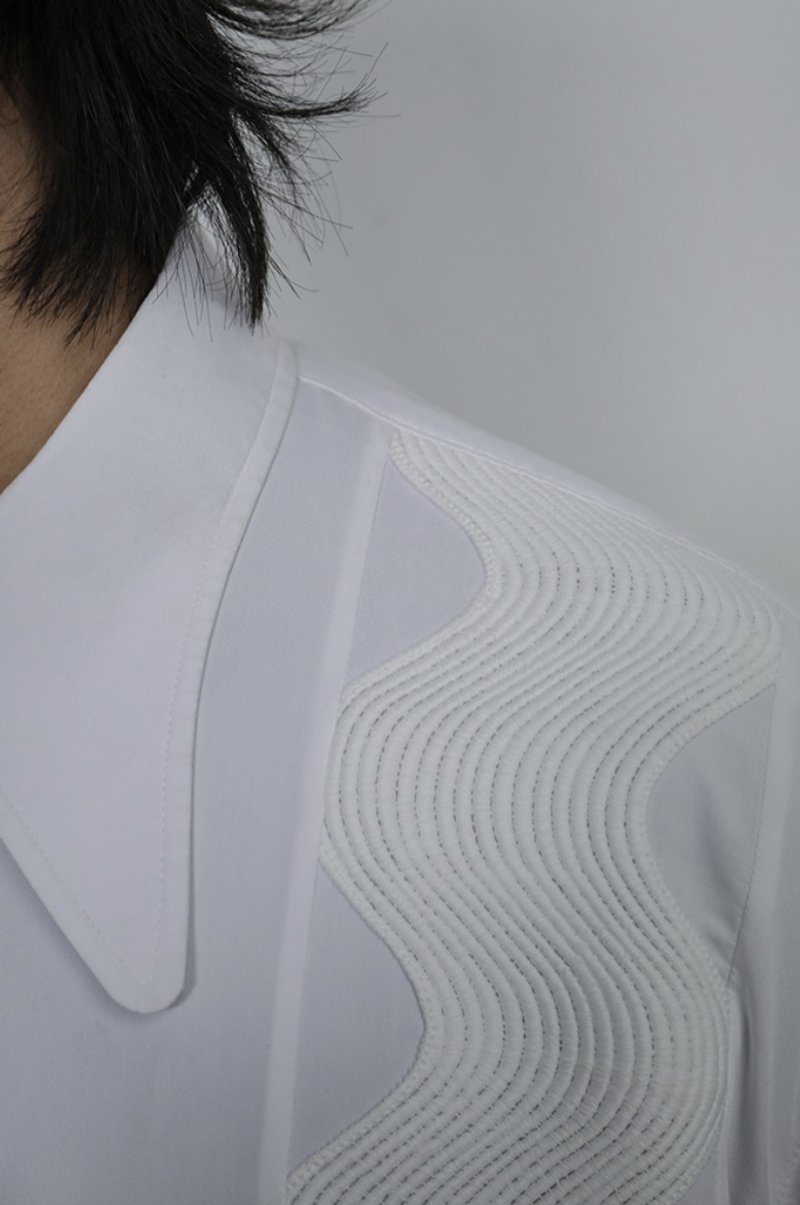 White Wave Shirt 刺繡波浪白條紋襯衫 無性別穿搭 - 男襯衫/休閒襯衫 - 棉．麻 白色