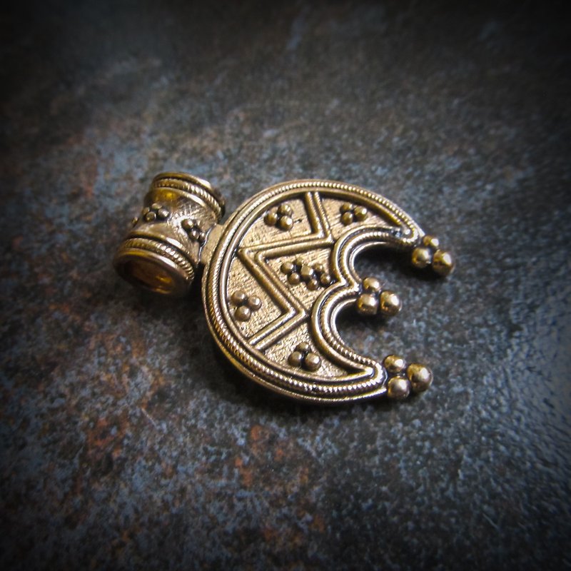 Lunula bronze necklace pendant,half moon bronze necklace pendant,bronze amulet - 項鍊 - 銅/黃銅 金色